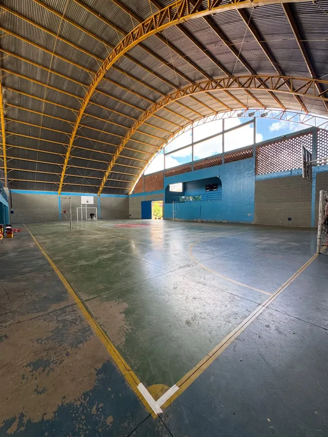 Quadra coberta antes: piso verde desbotado e marcações apagadas