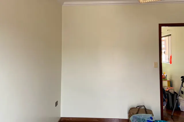 O quarto infantil antes: parede creme vazia